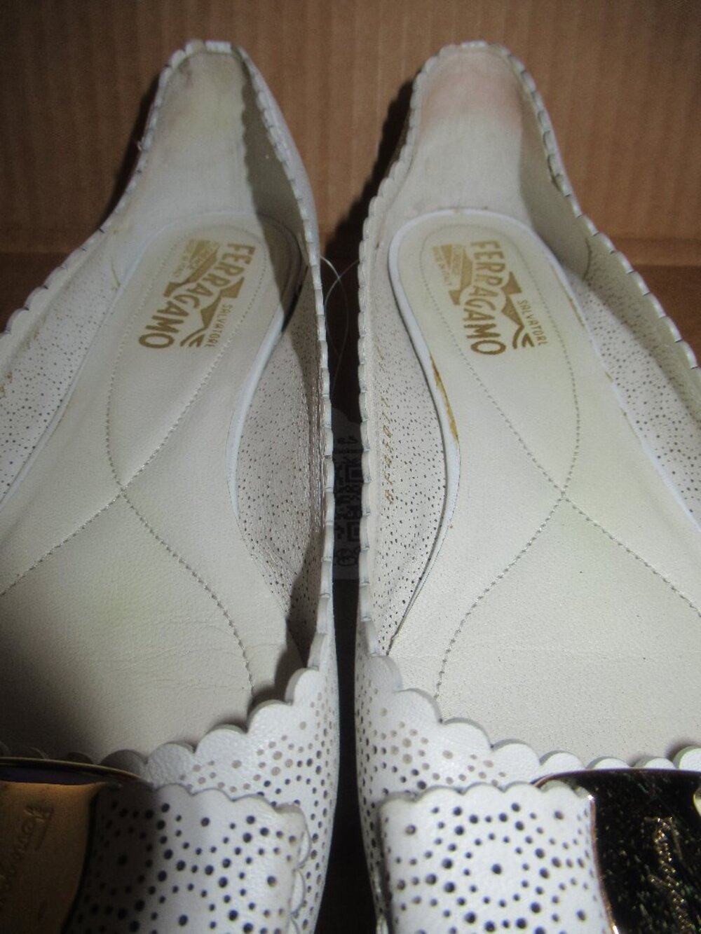 Salvatore Ferragamo Vintage Vara Perforated Leather Bow Pumps White Gold | 8 B - Picture 5 of 16